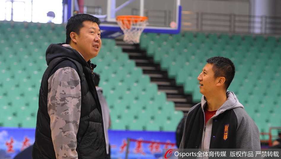 辽篮新阵磨枪静候八一,韩德君拥抱大郅传承一段佳话 训练结束后的韩德君满头大汗,正用毛巾擦拭汗水,背后是空旷的体育馆看台,他眼神望向远方,似在思考即将到来的对决。