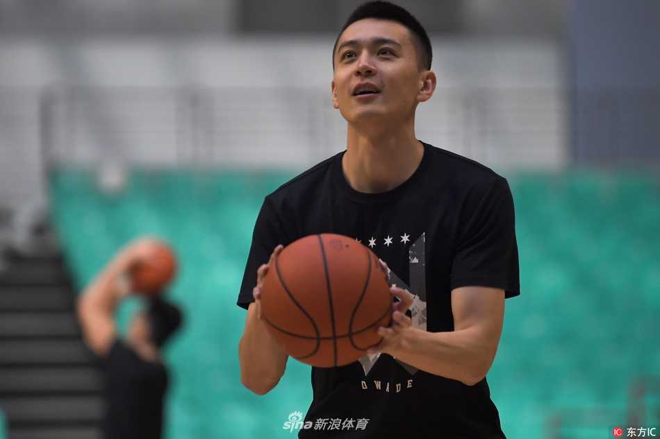 辽篮本溪秣马厉兵,剑指总冠军!郭士强携新援巴斯钟诚全力冲刺新赛季 辽篮将帅在本溪训练馆内整齐列队,郭士强双手抱胸神情专注,队员们眼神坚毅,全队上下弥漫着全运夺冠后的自信与对新赛季的渴望。