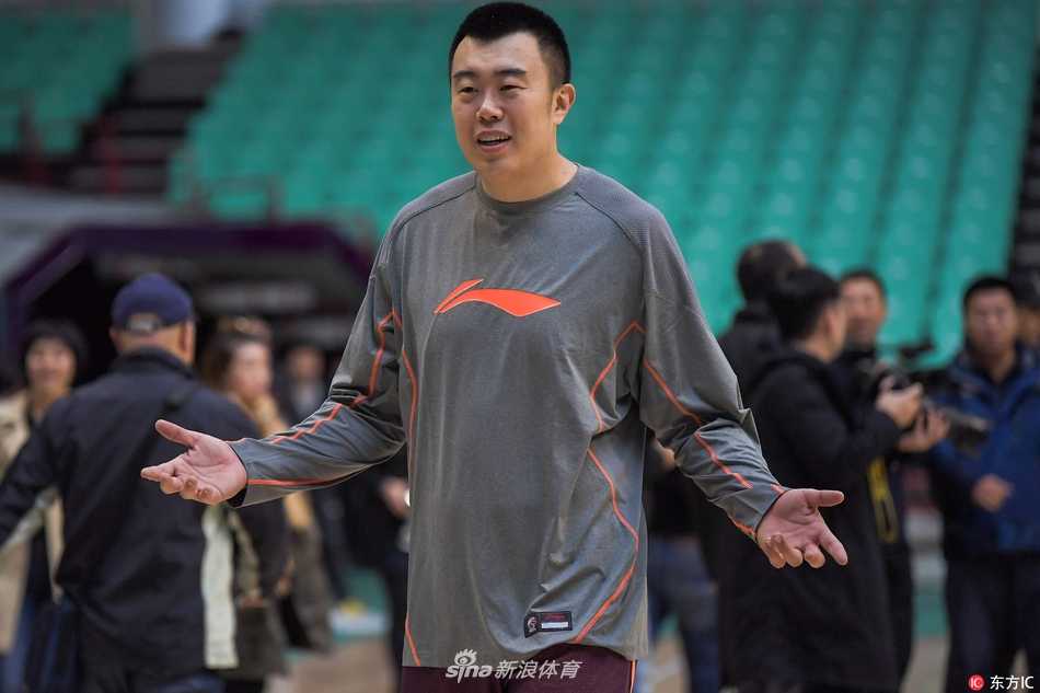 辽篮本溪秣马厉兵,剑指总冠军!郭士强携新援巴斯钟诚全力冲刺新赛季 训练间隙,郭艾伦与赵继伟并肩而立,两人神情轻松地进行交流,作为中国男篮的后场双核,他们之间的化学反应将是辽篮争冠之路的关键。