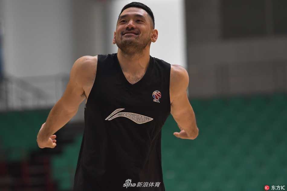 辽篮本溪秣马厉兵,剑指总冠军!郭士强携新援巴斯钟诚全力冲刺新赛季 钟诚在训练中眼神坚定地完成篮下勾手,汗水顺着脸颊滑落,每一个细节都透露出他力求在新东家证明自己、助力球队内线升级的决心。