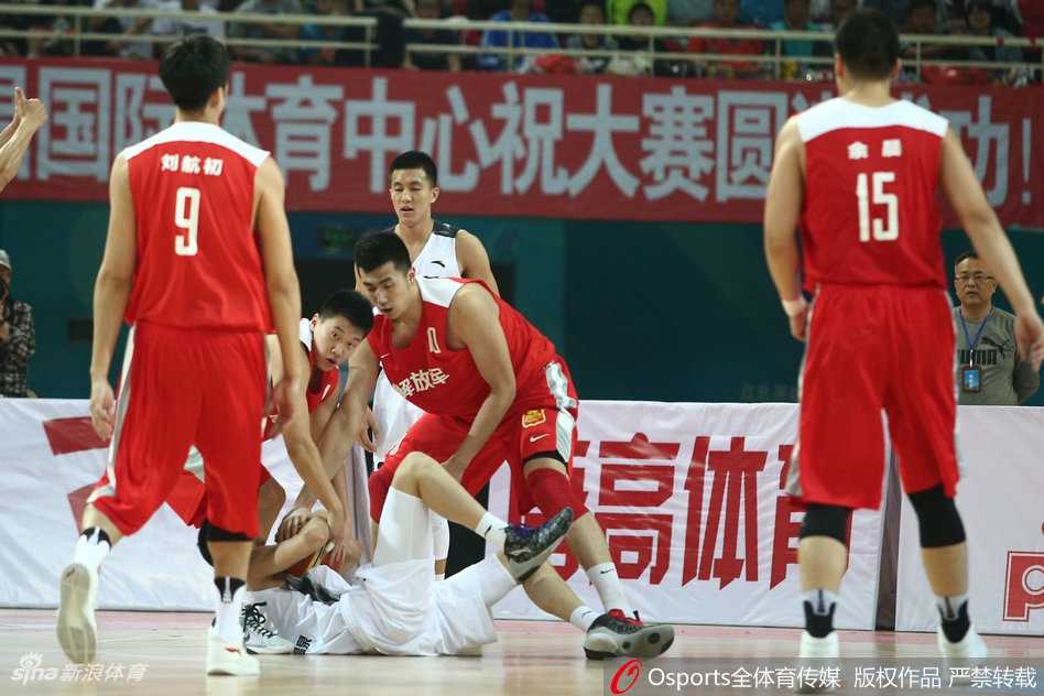 功夫熊猫韩德君在解放军内线群中轻柔勾手，篮球划过一道完美的弧线，体现了大个子球员少有的柔和手感。