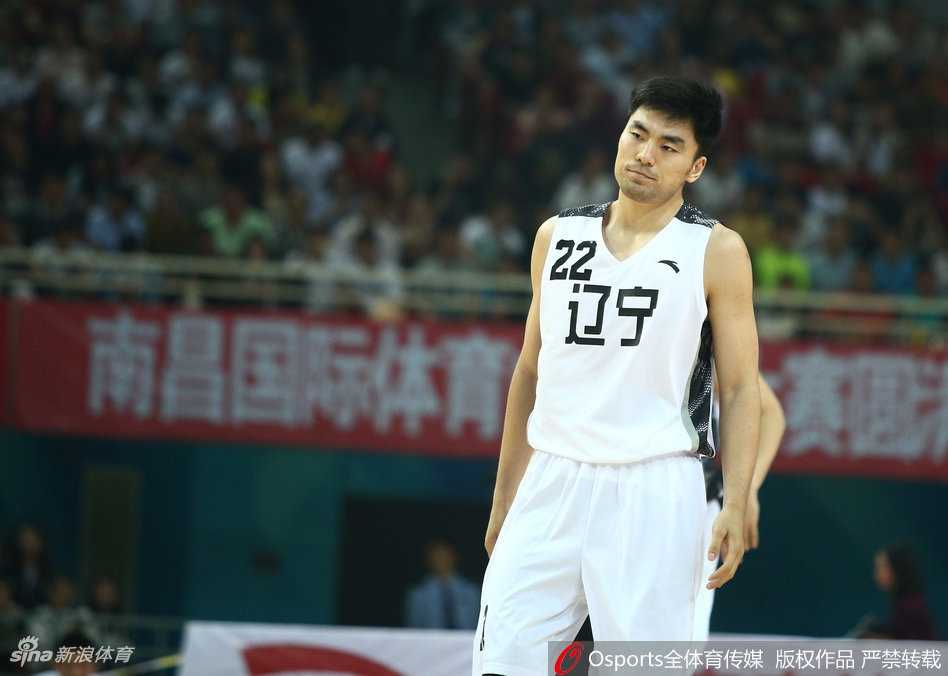 场边的郭士强指导神情严峻，大手一挥正在调兵遣将，他的每一次换人和战术布置都牵动着场上的局势。