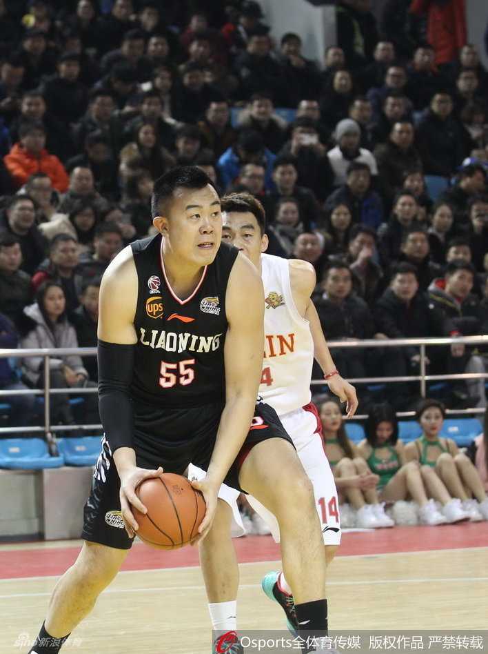 辽篮热血战纪:从群星闪耀到登顶之巅 兰多夫在肌肉丛林中强行起跳,手臂青筋暴起,与对方中锋在空中形成激烈的碰撞,球却被稳稳地护在胸前