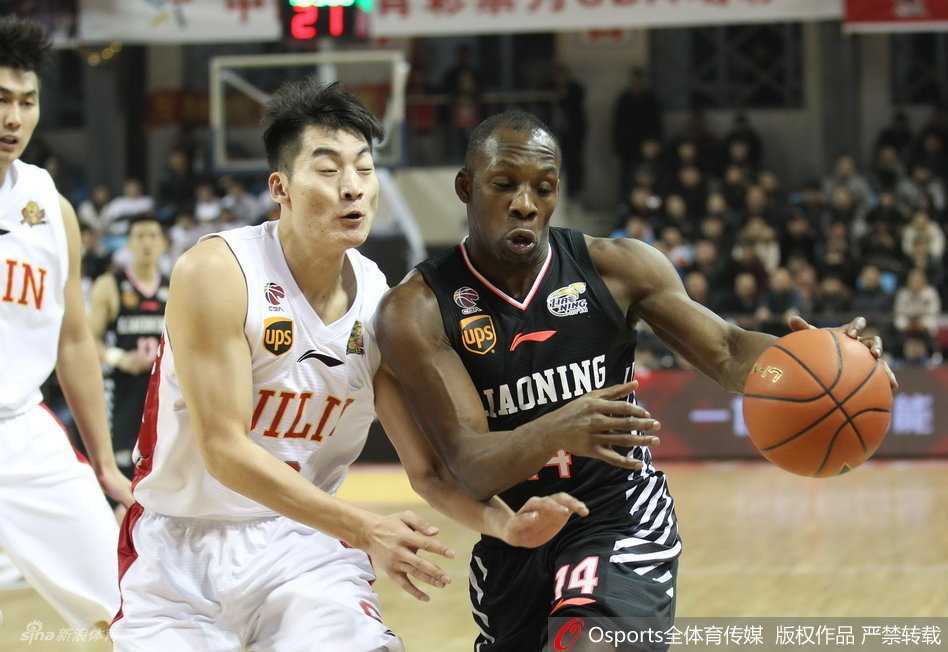 辽篮热血战纪:从群星闪耀到登顶之巅 哈德森在三人合围中扭曲着身体,手腕轻轻一抖,篮球划出一道诡异的弧线飞向篮筐,防守者的手掌几乎封住了他的全部视野