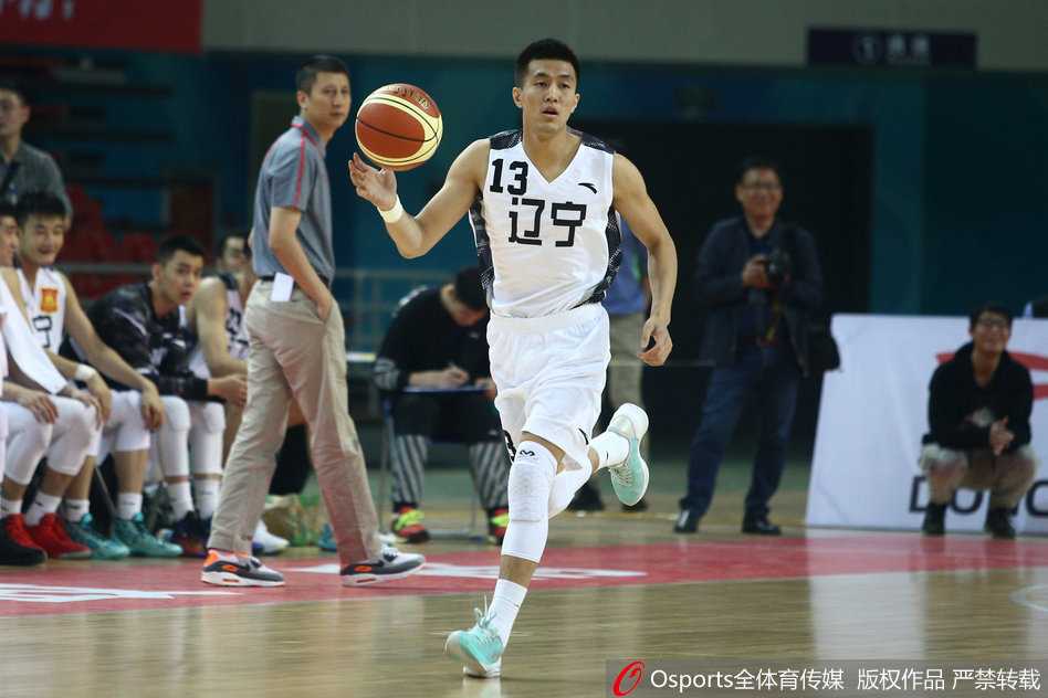 辽篮狂胜之夜郭艾伦变身表情帝 全运预赛首战创恐怖分差 辽宁全队围拢在一起高喊加油,郭艾伦一脸专注用力握拳,凝聚团队力量