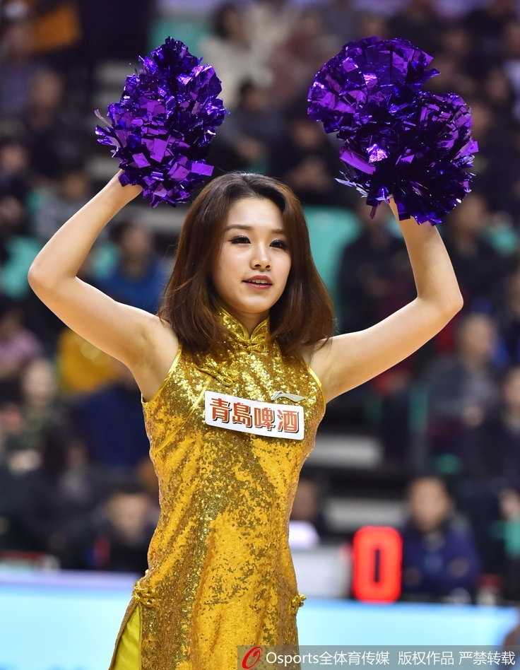 伴随着动感的音乐节拍，一位篮球宝贝在聚光灯下尽情舞动，飞扬的发丝和有力的动作定格了她全力以赴的美丽瞬间。