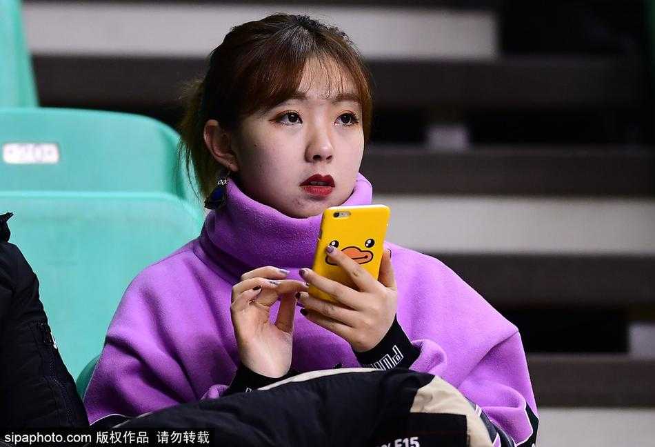 辽篮球场边的最美风景 女球迷神似赤木晴子引关注 特写镜头下,这位美女球迷肌肤胜雪,她双手举着辽宁队的助威围巾,轻轻捂住口鼻,眉眼弯弯,笑意盈盈,仿佛在与场上奋战的球员进行无声的交流。