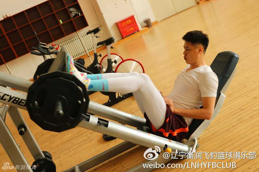 尽管汗水模糊了视线，贺天举依然在健身器械上奋力抽拉，每一块肌肉都紧绷着，展现出他对重返赛场的极度渴望。