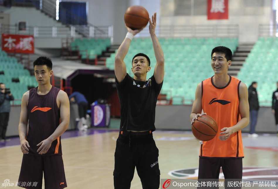 辽篮群星闪耀时:从苦练到欢笑的赛场瞬间 韩德君场下休息后起身投篮,手感柔和,篮球在空中划出优美弧线