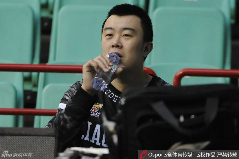 辽篮群星闪耀时:从苦练到欢笑的赛场瞬间 赵继伟与女球迷合影,略显羞涩地比出剪刀手,亲和力十足