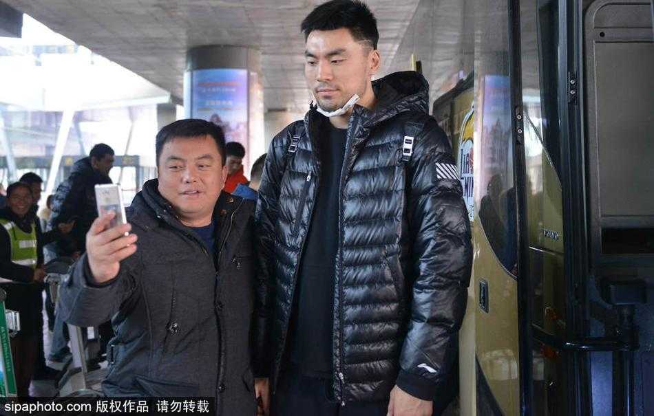 辽篮英雄载誉归 寒冬热血映沈城 郭艾伦引爆球迷热情 辽宁男篮众将士面带微笑,集体在沈阳机场亮相,闪光灯与欢呼声交织成凯旋的乐章。