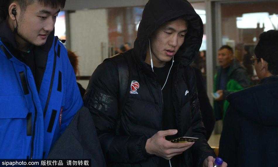 辽篮英雄载誉归 寒冬热血映沈城 郭艾伦引爆球迷热情 接机结束后,几名小球迷依然兴奋地聚在一起,展示着刚刚获得的郭艾伦签名照片。