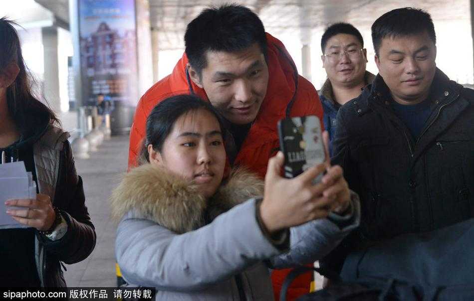 辽篮英雄载誉归 寒冬热血映沈城 郭艾伦引爆球迷热情 走出拥挤的人群后,郭艾伦终于可以放松一下,他低头看着手中的球迷礼物,眼神中充满感动。