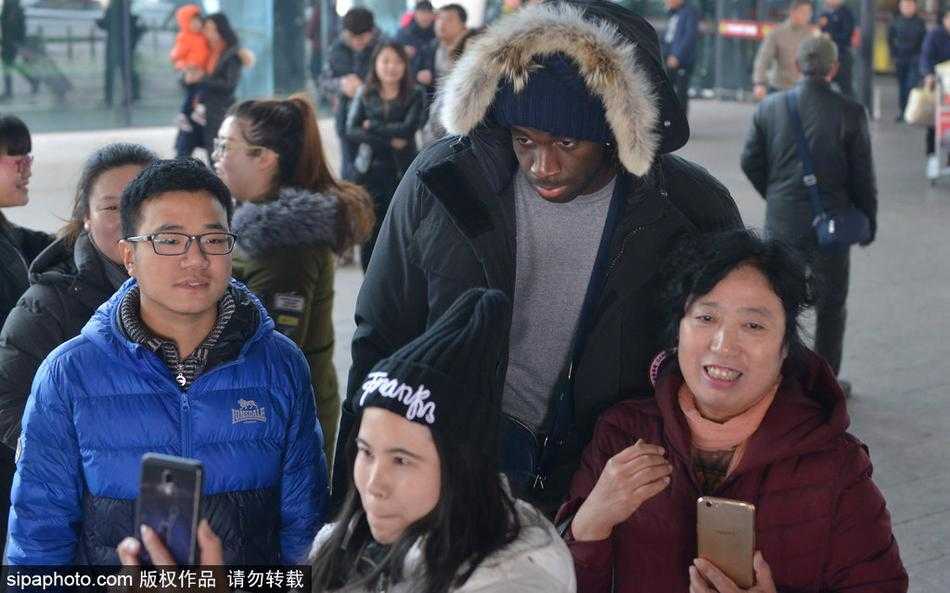 辽篮英雄载誉归 寒冬热血映沈城 郭艾伦引爆球迷热情 在安保人员的护送下,郭艾伦艰难地向前移动,但始终面带微笑回应着两侧热情的呼唤。