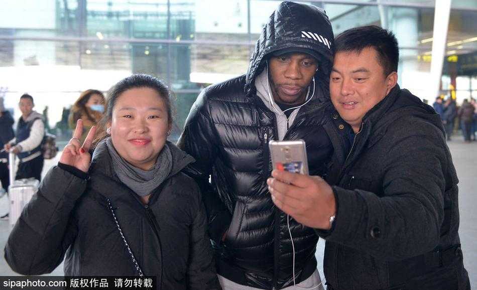 辽篮英雄载誉归 寒冬热血映沈城 郭艾伦引爆球迷热情 郭艾伦走出通道,看到满眼绿色的海洋,脸上瞬间绽放出灿烂又略带羞涩的笑容。