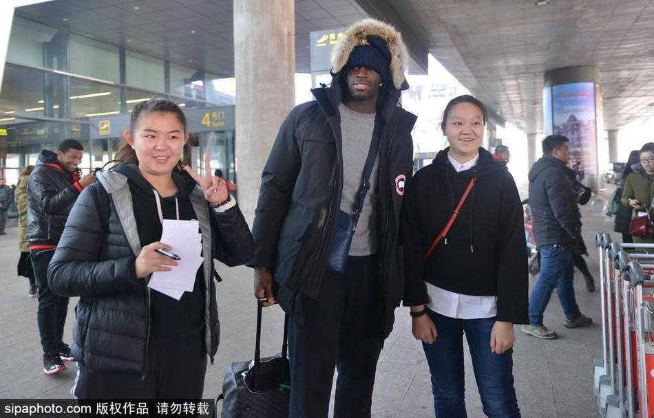 辽篮英雄载誉归 寒冬热血映沈城 郭艾伦引爆球迷热情 热情的球迷们高举手机和签名本,冲破隔离线,只为更近距离地接触心中的偶像郭艾伦。