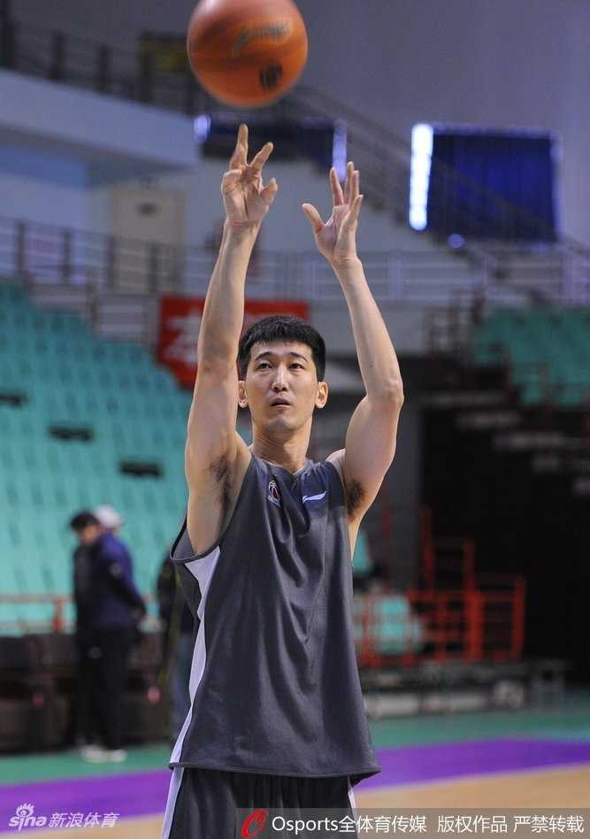 天色渐暗，训练馆的灯光透过玻璃门照出来，勾勒出球员和球迷围拢在一起的剪影。一个年轻的男孩踮起脚尖，努力将手中的纪念品递到前面，所有人的目光都聚焦在球员手中的那支笔上，那是信任与热爱的传递。