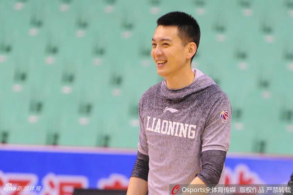 训练进入高强度对抗环节，郭艾伦表情严肃地持球突破，汗水浸湿了球衣，展现出赛前备战的认真态度。