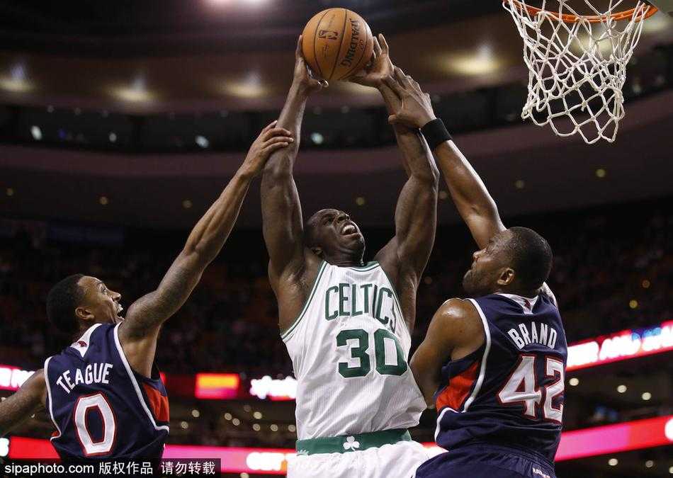 辽篮迎来内线铁闸巴斯,这位绿衫军猛将欲在CBA施展铁血本领 巴斯在NBA赛场上与对手激烈卡位,他压低重心,全身肌肉紧绷,像一头斗牛犬般死死挡住身后的高大对手,展现了矮壮内线独有的生存法则。