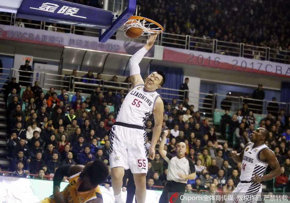 韩德君在对手内线高高跃起，完成一记势大力沉的单手劈扣，犹如泰山压顶般霸气侧漏。