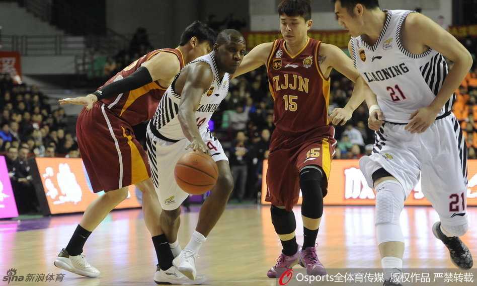 面对裁判的判罚，兰多夫焦急地摊开双手向裁判解释，他的表情充满了对这次吹罚的不解和对胜利的渴望。