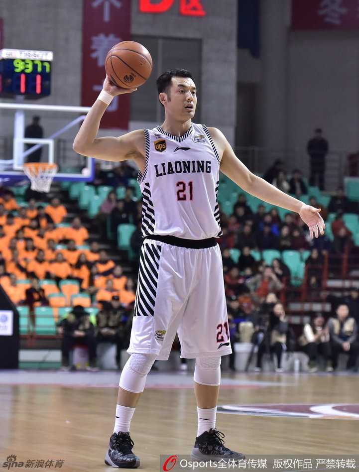 功夫熊猫韩德君在罚球线上稳稳出手，表情专注而冷静，他柔和的手感让每一次罚球都成为对手的噩梦。