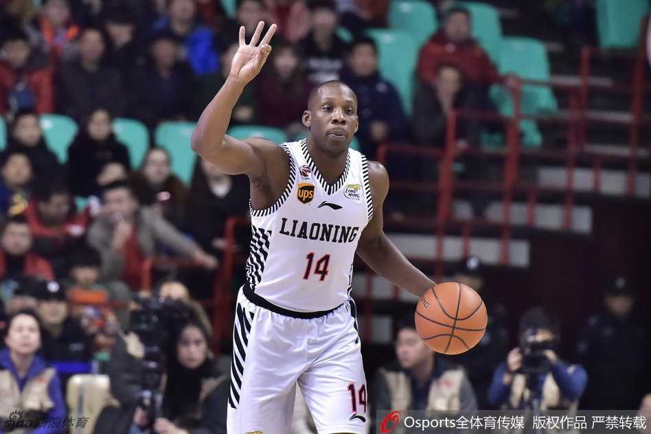 球队大脑哈德森在场上冷静地观察局势，他用娴熟的运球组织着球队的每一次进攻，寻找着撕破北京队防线的绝佳时机。