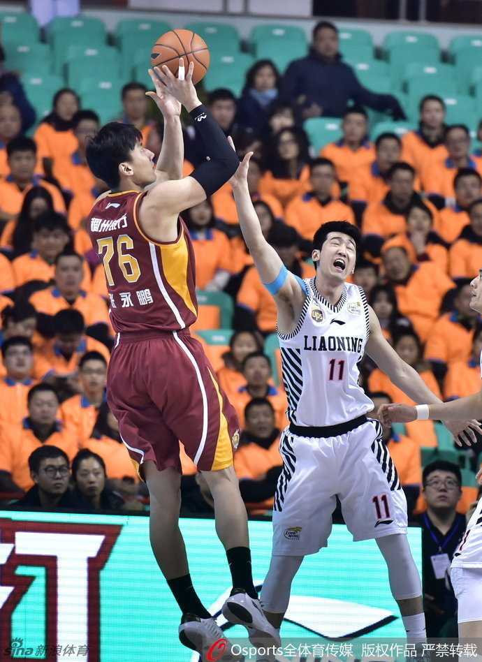 韩德君在多人包夹下强硬突破，他庞大的身躯如同坦克一般碾压进内线，对手的拉拽也无法阻挡他前进的步伐。