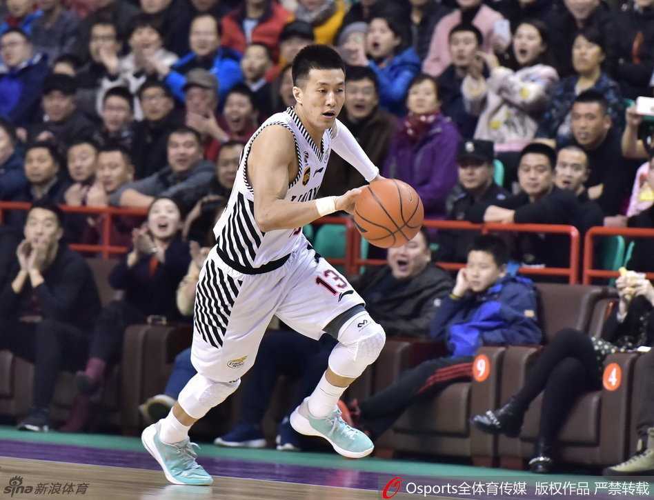 韩德君在内线占据绝对优势，他背身单打，肩膀微微一靠挤开防守空间，随即翻身跳投，篮球划过一道美妙的弧线，精准钻入网窝。