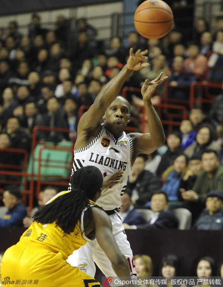 韩德君奋力跃起，张开巨掌封盖对手的投篮，巨大的手掌仿佛遮天蔽日，守护着辽宁队的禁区，展现了内线防守大闸的威慑力。