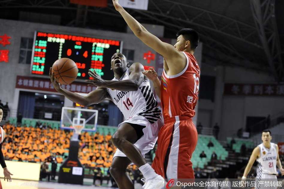 哈德森面对防守尖兵，使出了招牌的后仰跳投，身体在空中微微倾斜，手腕轻柔一抖，篮球划出一道彩虹，精准贯穿网心。