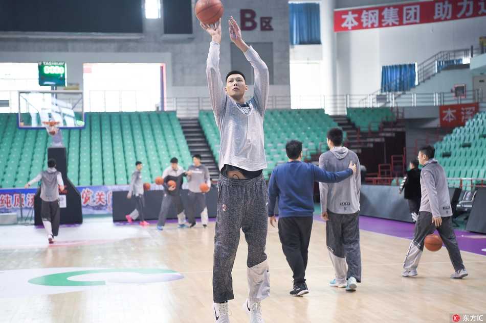 队长周鹏持球加速突破，训练中展现锋利脚步，防守球员紧跟不舍