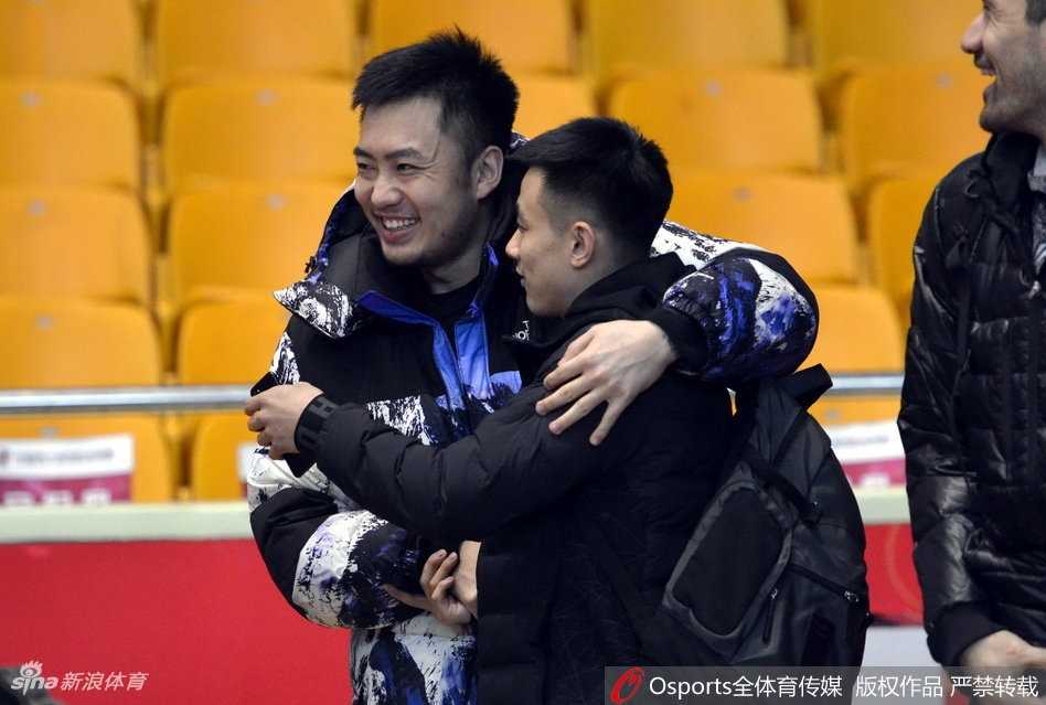 山东队陶汉林与辽宁队韩德君两位内线巨塔在赛前热身时碰面，两人不仅没有敌意，反而相视大笑，庞大的身躯碰撞出的是友谊的火花