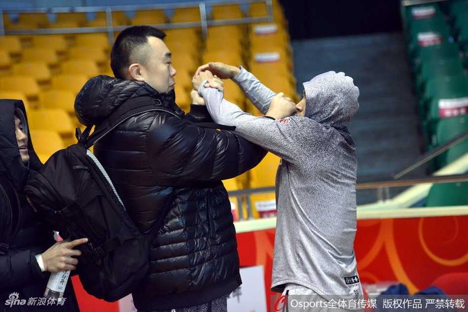 训练尾声，两队球员依依不舍地准备离场，山东队外援与辽宁队球员并肩走向场边，勾肩搭背，仿佛还意犹未尽，让人更加期待晚上的对决