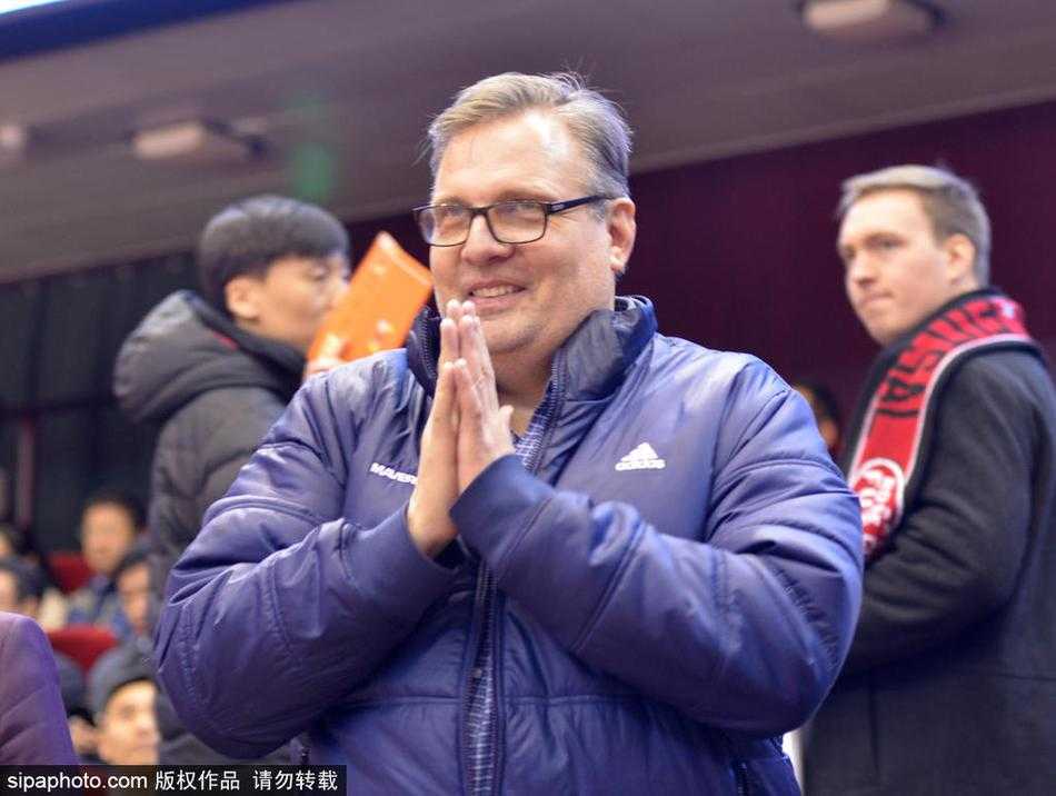 比赛结束后，小尼尔森与八一队传奇中锋王治郅热情拥抱，两人的笑容跨越了岁月的长河，也象征着中美篮球文化交流的传承。