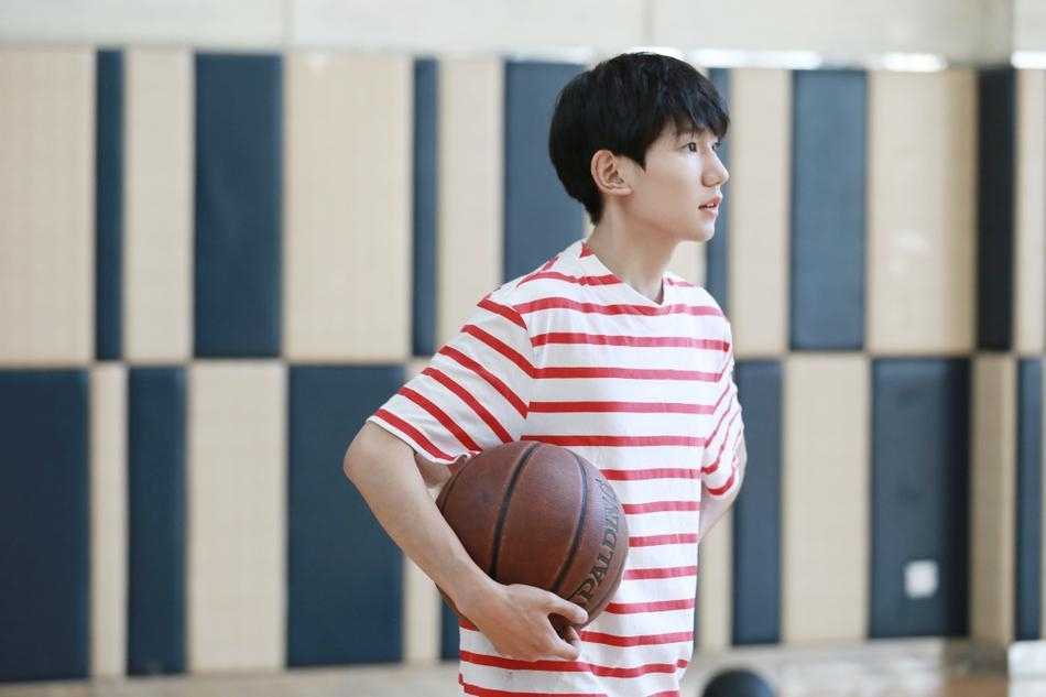 追风少年王源:篮球场上的红色闪电,定格十七岁的自由与热烈 红色条纹衫少年王源在午后的篮球场上迎风疾驰,黑发被风撩起露出光洁额头,眼神明亮如星,定格追风瞬间