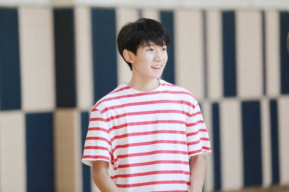 追风少年王源:篮球场上的红色闪电,定格十七岁的自由与热烈 王源在球场中央舒展身体如飞鸟展翅,红色条纹衫下摆扬起,黑色运动裤与背景的绿茵形成鲜明对比,定格青春最美的剪影