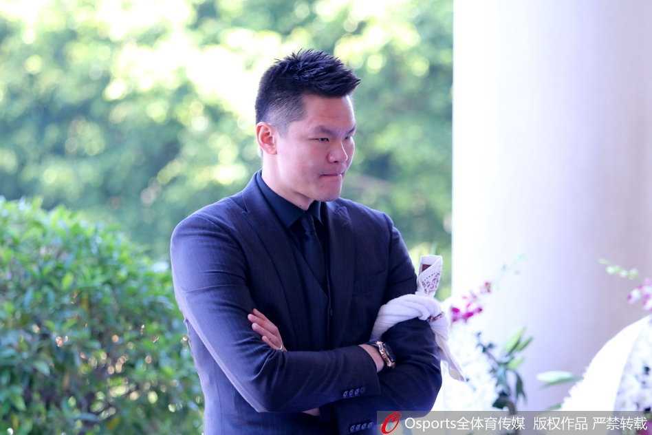 告别仪式现场摆满了社会各界敬献的花圈，朱芳雨眼神低垂，手中紧握白色的菊花，在肃穆的队伍中默默送别恩师林叔