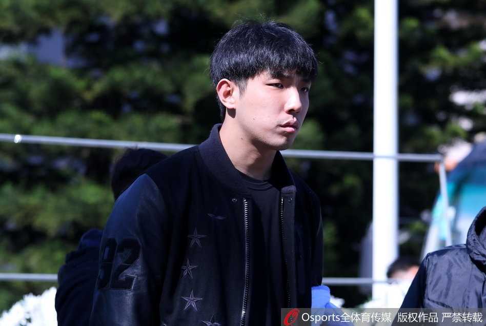 告别仪式上，数百名球迷自发穿着素衣有序排队，手中拿着白色的菊花，只为向这位德高望重的宏远之父献上最后的敬意