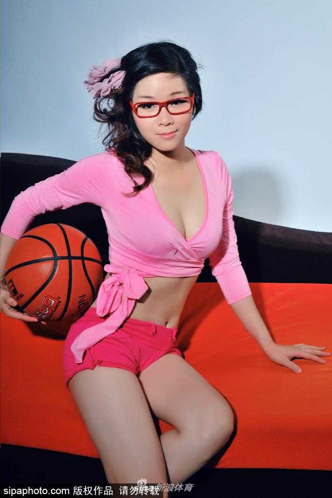 李怡身着粉红透视装，在篮球架下回眸一笑，眼神中既有清纯的灵动，又透着成熟女性的妩媚，光影交织间勾勒出她34D的完美曲线。