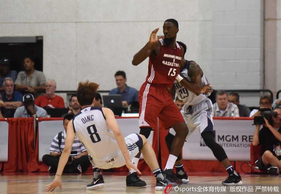 面对高强度的身体对抗，丁彦雨航在拼抢中失去平衡摔倒在地，但他眼中依然紧盯着篮球的方向。