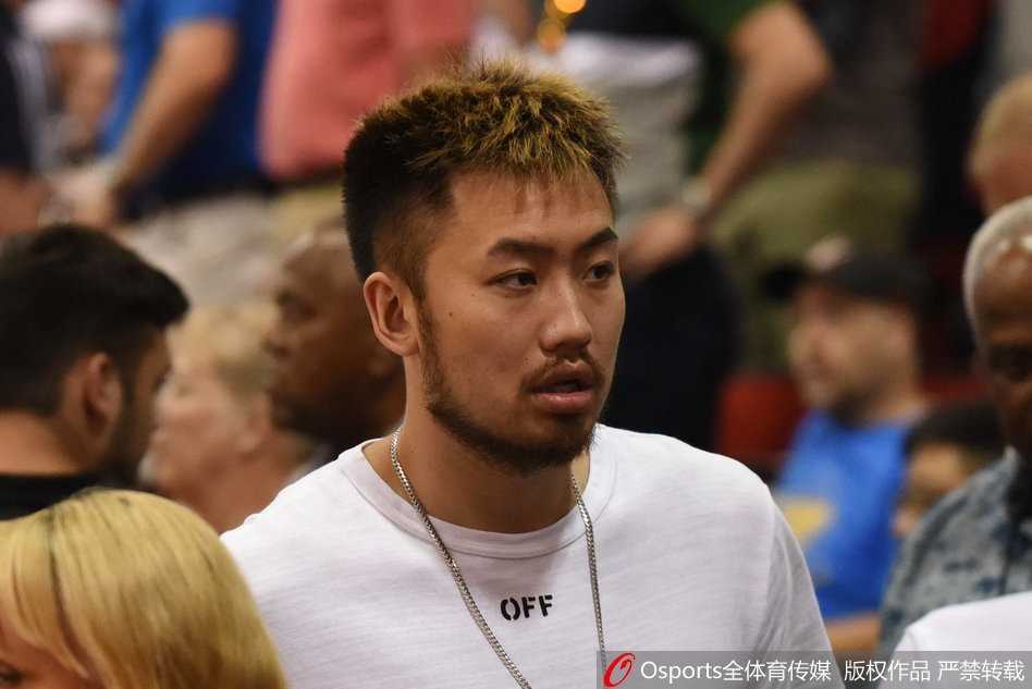 丁彦雨航持球突破，面对热火队的防守悍将毫无惧色，坚决冲击篮筐。