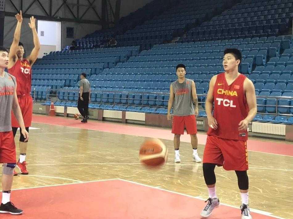 邹雨宸在训练结束后独自加练罚球，皮球划过指尖稳稳空心入网，汗水湿透球衣，背景是空旷的球馆，彰显了他为重返赛场付出的不懈努力。