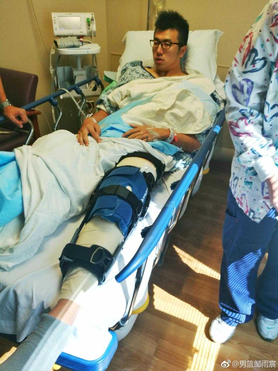 球场上，邹雨宸独自进行投篮练习，专注地瞄准篮筐，仿佛在向过去的阴霾宣战，期待重新证明自己。