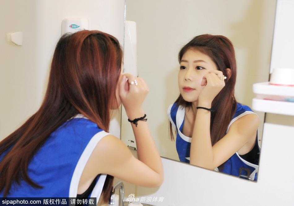 镜头特写女孩精致的侧脸，水珠滑过脸颊，在暖黄色灯光下宛如出水芙蓉般清新自然