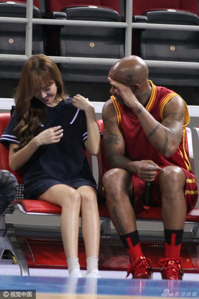 郑秀妍从球场到秀场演绎冰与火之歌 郑秀妍在电影《我是马布里》的镜头前,她眼神温柔而坚定,展现出角色独特的知性美