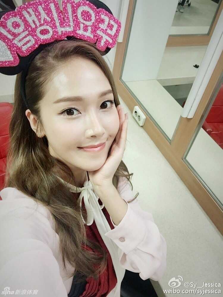 郑秀妍从球场到秀场演绎冰与火之歌 郑秀妍回眸瞬间,五官精致立体,肌肤白皙如雪,散发出“冰山公主”独有的清冷高贵气质