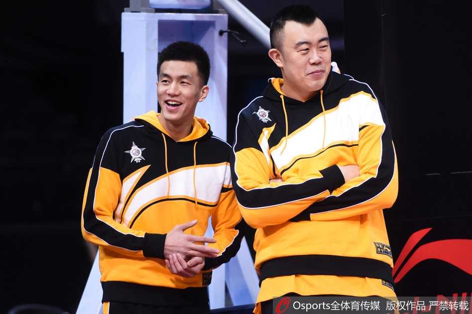 郭艾伦与韩德君全明星赛前“秀恩爱” 这对活宝又来了 韩德君望着搞怪的郭艾伦,眼神中满是笑意与包容,仿佛在说“又拿我没办法”,而郭艾伦则在一旁自顾自地表演,这对辽宁队的活宝组合总能给身边的人带来欢乐。