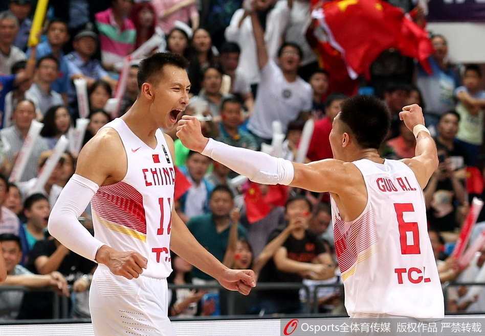 郭艾伦从青涩少年到亚洲顶尖后卫的热血进化史 虽然赛场上是对手,但场下的郭艾伦面带标志性的开朗笑容,与队友互动搞怪,展现出他豪爽幽默、人缘极佳的“大侄子”本色。