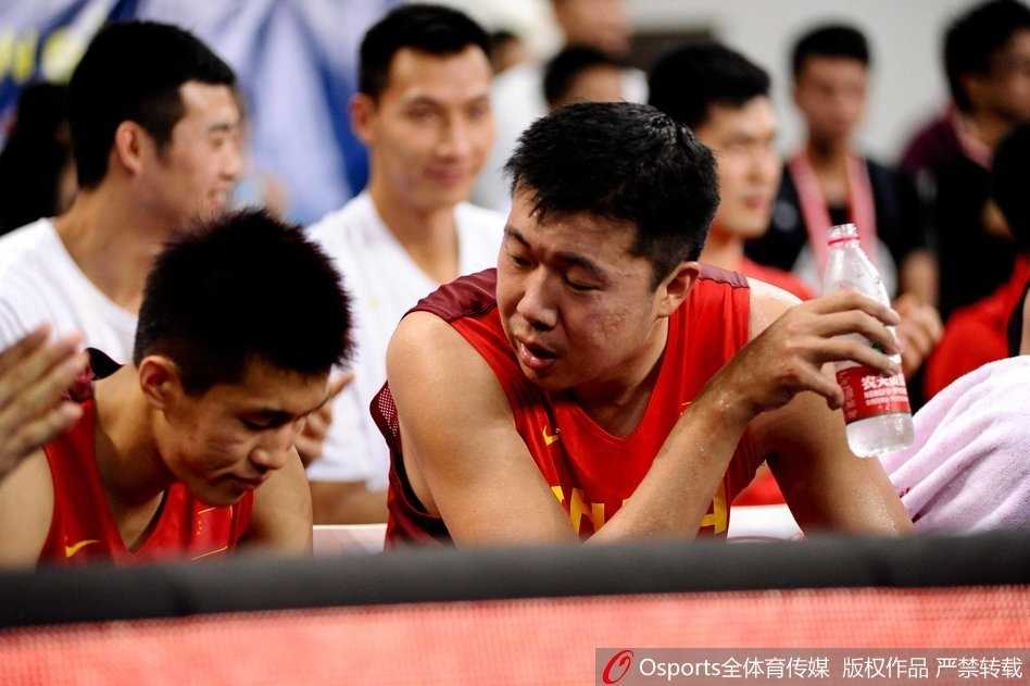 郭艾伦从青涩少年到亚洲顶尖后卫的热血进化史 年少时的郭艾伦身披国家队战袍,眼神坚定,运球突破时意气风发,青涩面庞下已显露出未来核心的潜质。